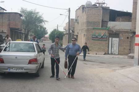 معلم استثنایی با دانش آموزان نابینا عصا بدست شد