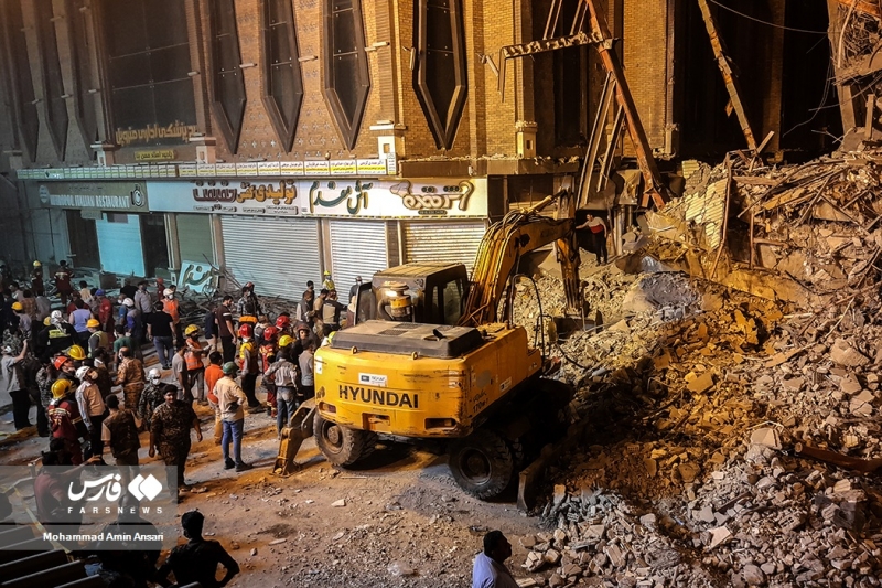 تصاویر/ عملیات آواربرداری و امدادرسانی به برج «متروپل» آبادان