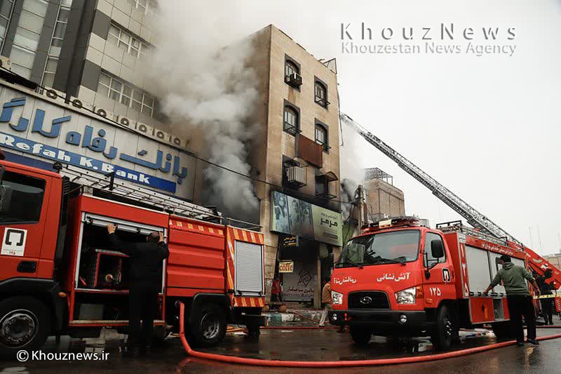 آتش گرفتن سه مغازه در خیابان سلمان فارسی اهواز/ نجات جان سه نفر از میان آتش / گزارش تصویری