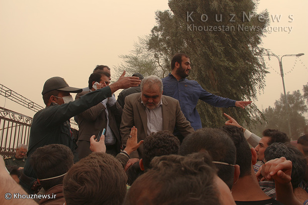 تصاویر/ اجتماع اعتراضی جمعی از شهروندان اهوازی مقابل استانداری خوزستان