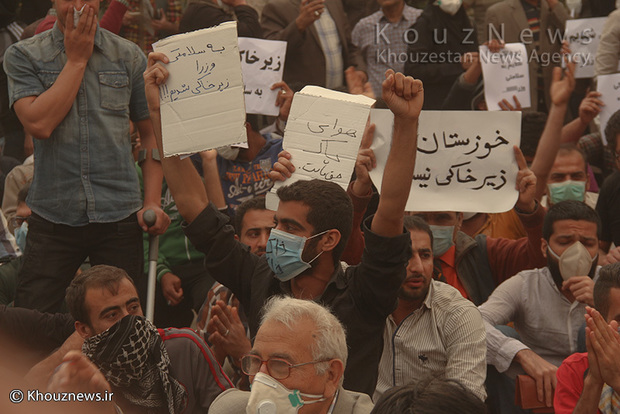 تصاویر/ اجتماع اعتراضی جمعی از شهروندان اهوازی مقابل استانداری خوزستان