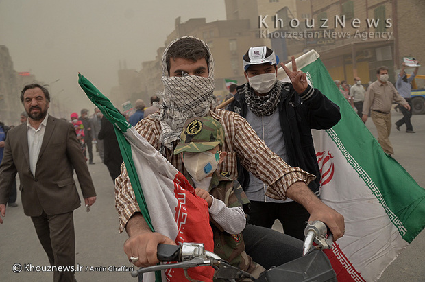 تصاویر/ حضور پرشور مردم اهواز در راهپیمایی 22 بهمن زیر باران گرد و غبار