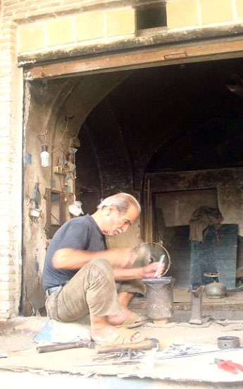 مردی در حال چکش زنی / بازار کهنه دزفول