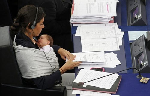 انجام وظیفه مادری در اجلاس پارلمان اروپا- خوزنیوز