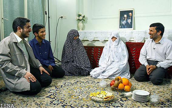 تصاویری از اعضای خانواده و زندگی ساده دکتر احمدی‌نژاد- خوزنیوز