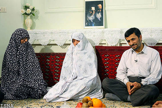 تصاویری از اعضای خانواده و زندگی ساده دکتر احمدی‌نژاد- خوزنیوز
