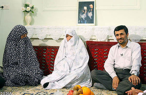 تصاویری از اعضای خانواده و زندگی ساده دکتر احمدی‌نژاد- خوزنیوز