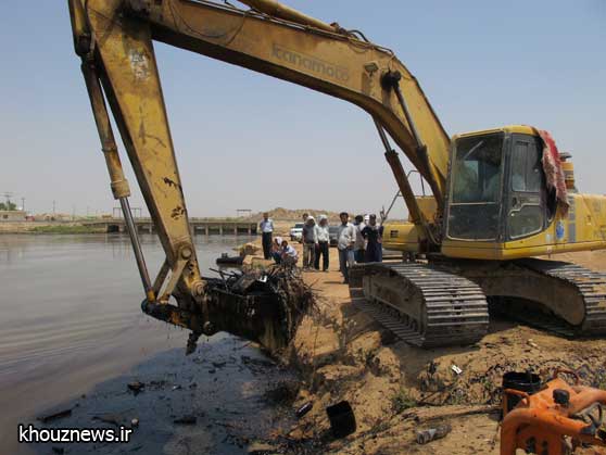 آلودگی نفتی در هجده کیلومتر از مسیر رودخانه شاوور مهار و پاکسازی شد