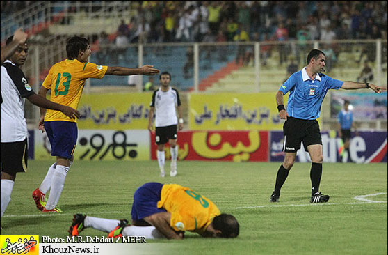 دیدار تیم فوتبال صنعت نفت آبادان و صبای قم در هفته ششم لیگ برتر / khouznews.ir