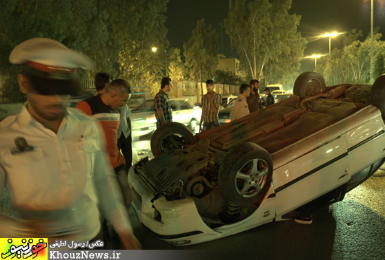  واژگون شدن خودرو در میدان پنج نخل اهواز