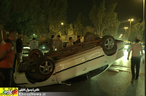  واژگون شدن خودرو در میدان پنج نخل اهواز