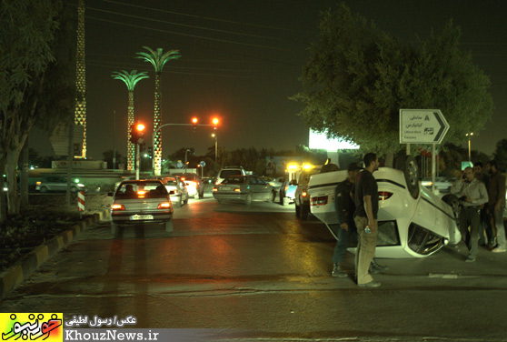  واژگون شدن خودرو در میدان پنج نخل اهواز