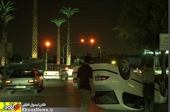  واژگون شدن خودرو در میدان پنج نخل اهواز