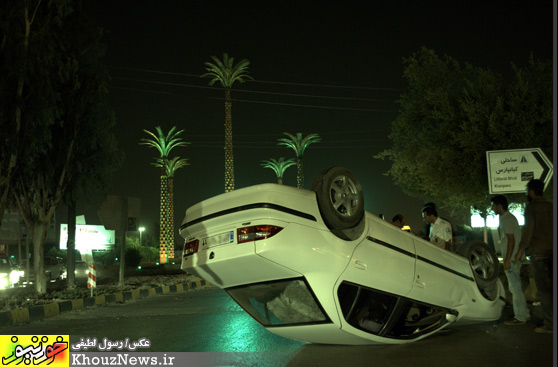  واژگون شدن خودرو در میدان پنج نخل اهواز