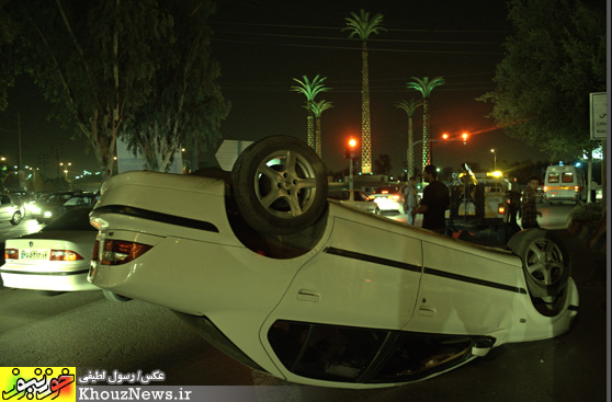  واژگون شدن خودرو در میدان پنج نخل اهواز