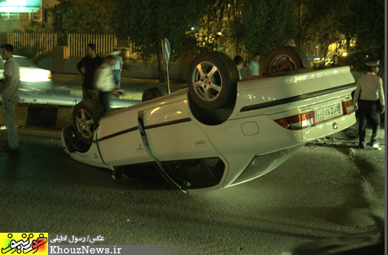  واژگون شدن خودرو در میدان پنج نخل اهواز