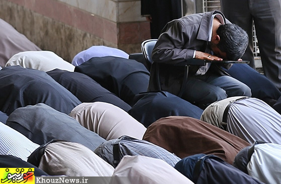 احمدی‌نژاد نماز امروز خود را نشسته خواند / عکس