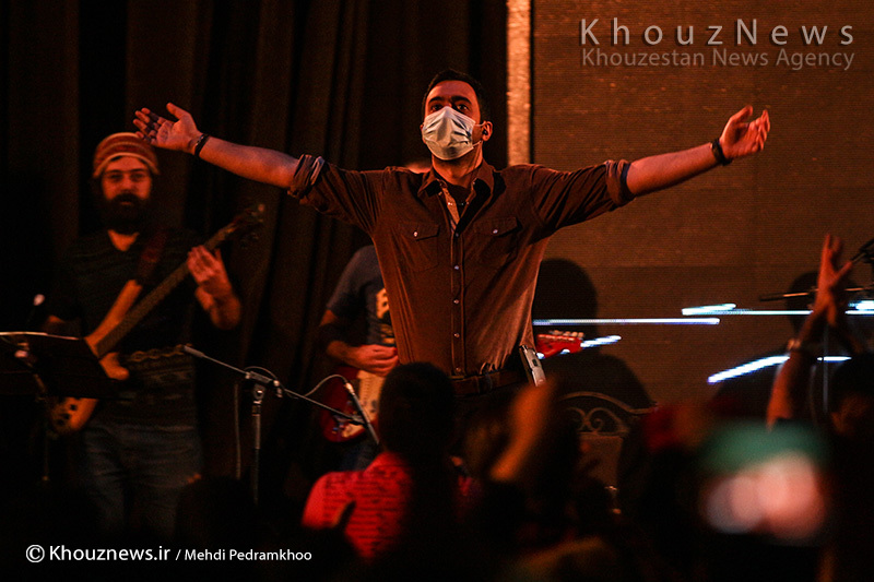 عکس/ حرکت جالب یراحی در کنسرت در اعتراض به گرد و غبار