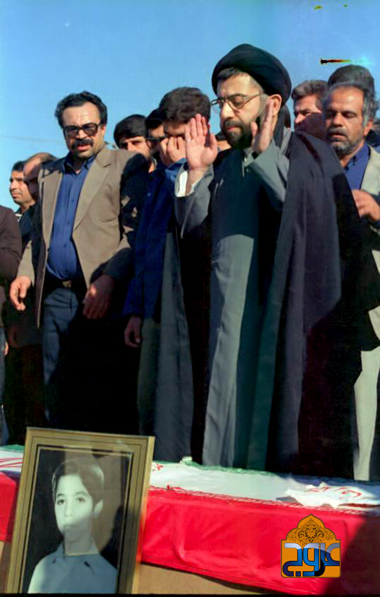 آیت الله سیدعلی شفیعی، نماینده مردم خوزستان در مجلس خبرگان در حال نماز خواندن بر نوجوان شهید