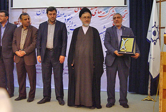 تندیس رعایت حقوق مصرف کنندگان به بانک مهراقتصاد اهدا شد