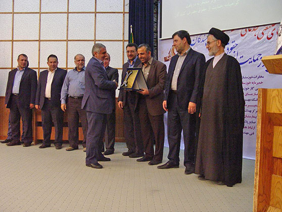 تندیس رعایت حقوق مصرف کنندگان به بانک مهراقتصاد اهدا شد