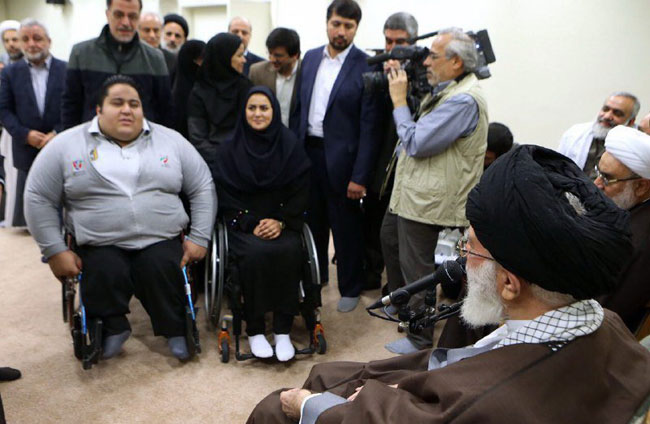 عکسی از دیدار قهرمانان پاراالمپیک با رهبری