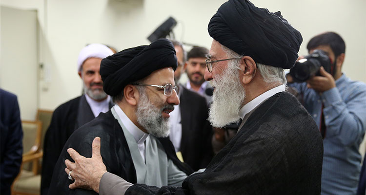 رهبر معظم انقلاب حجت‌الاسلام رئیسی را به تولیت آستان قدس رضوی منصوب کردند