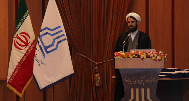 وقتی مردم در جایی حضور می یابند که سردرب آن آرم جمهوری اسلامی است، انتظار دریافت بهترین خدمات را دارند