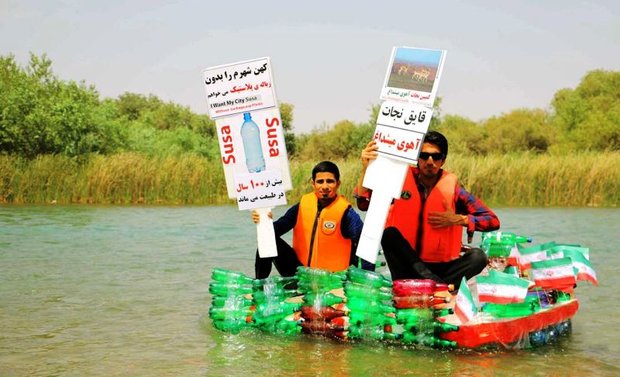 قایقی از جنس بطری بر رود کرخه شناور شد / عکس