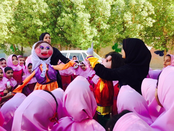 مینی‌بوس سیار کانون شادی را به مدارس اهواز برد