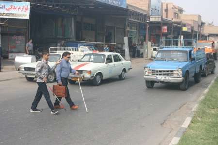 معلم استثنایی با دانش آموزان نابینا عصا بدست شد
