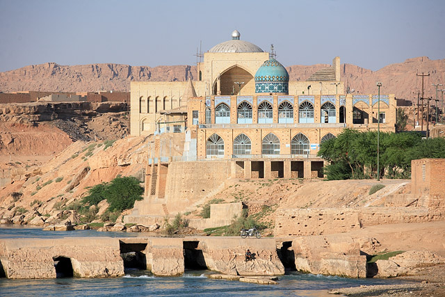 صحن و سرای مزار شیخ شوشتری ساماندهی شد