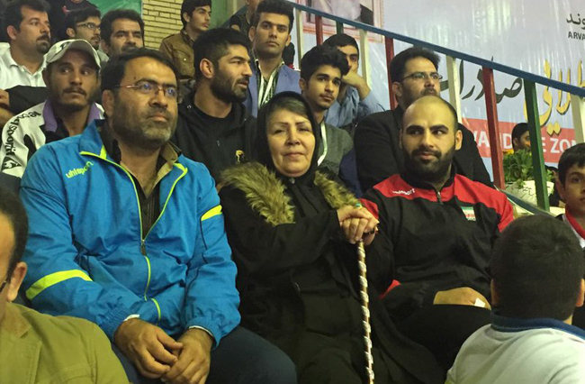 مادری که برای دیدن مبارزه فرزندش به سالن کشتی آمد + عکس