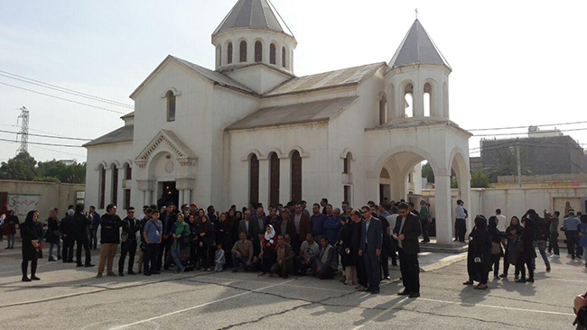 ناقوس کلیسای سورکارپت آبادان به صدا در‌آمد / عکس