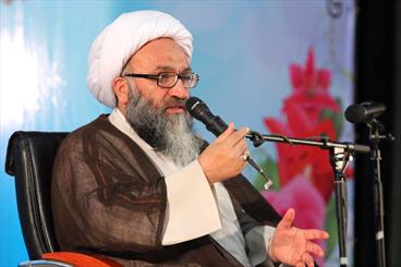 مکتب و شخصیت امام راحل در حال تحریف است
