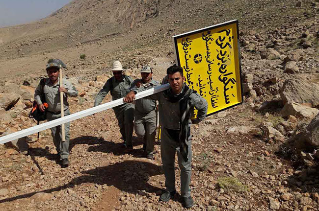 نصب تابلو معرفی و هشدار دهنده فسیل بردکژدم در دزفول