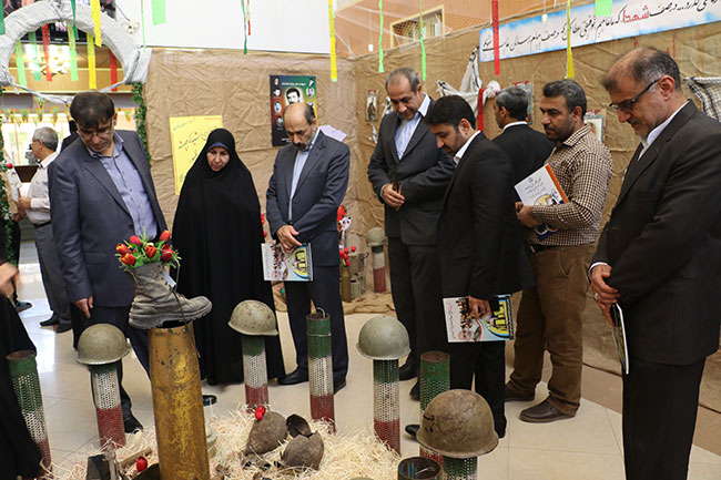نمایشگاه های هفته دفاع مقدس و کتاب در دانشگاه علوم پزشکی اهواز گشایش یافت