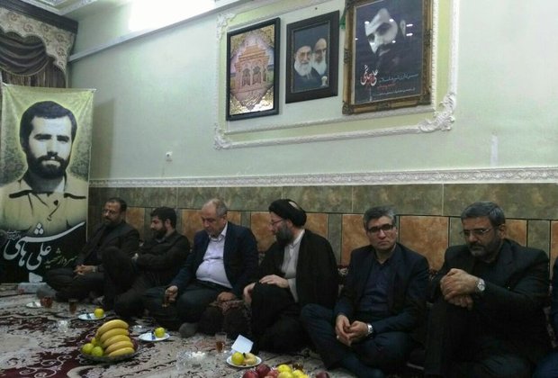 معاون پارلمانی رئیس‌جمهور در منزل شهید علی هاشمی حضور یافت