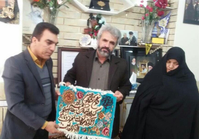 اثر هنری آموزگار خوزستانی به شهید حججی اهدا شد