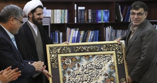 تقدیر مسئول نهاد نمایندگی مقام معظم رهبری دانشگاه از دکتر ایدنی بجهت نگاه ویژه به فریضه نماز