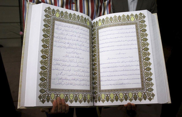 ارایه قرآن دست‌نویس دانش‌آموزان کارون در نمایشگاه قرآن و عترت اهواز