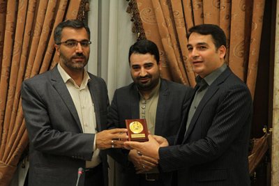 اهدای مدال اقدام به مدیر عامل شرکت GLX توسط مسئول سازمان بسیج دانشجوی