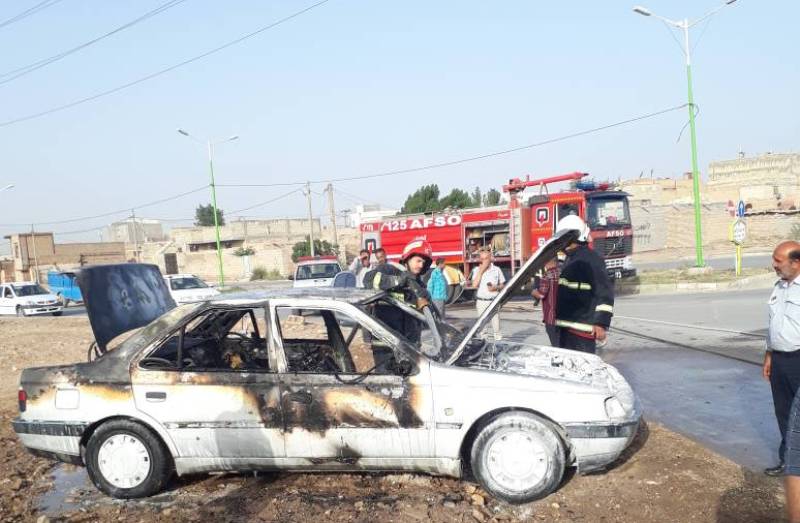 یک دستگاه پژو 405 در آبادان در آتش سوخت