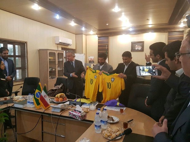 اهدای پیراهن نیمار بازیکن برزیلی به استاندار خوزستان