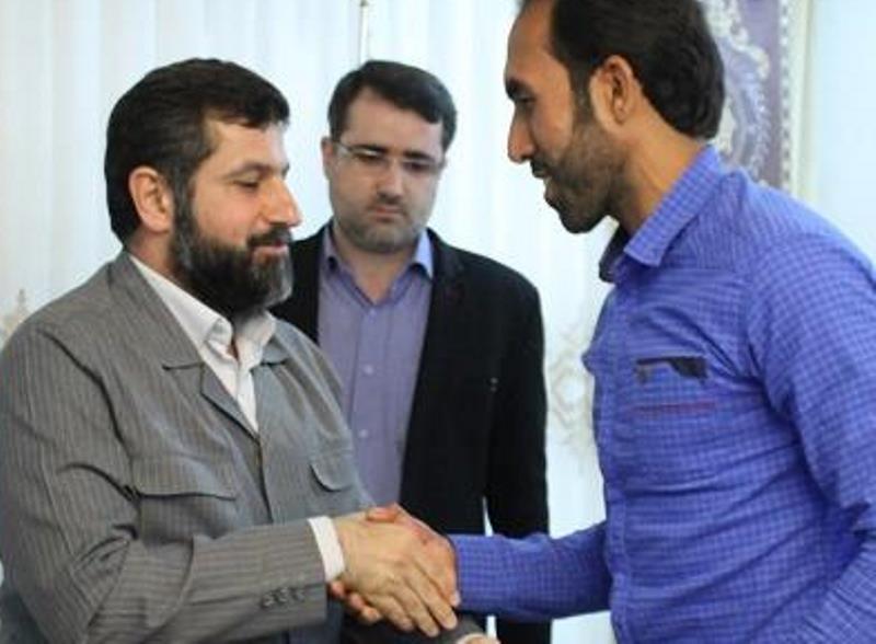 استاندار خوزستان از یک کارگر وظیفه شناس تجلیل کرد