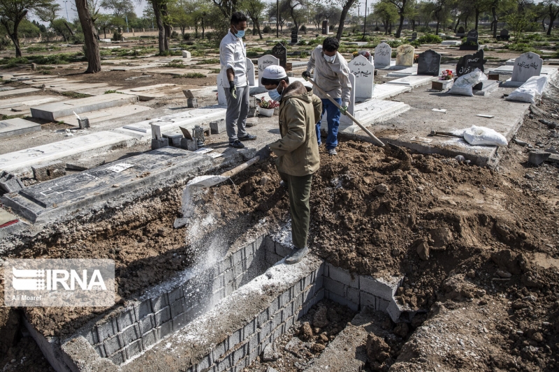 خاک‌سپاری فوتی‌های کرونا در آرامستان اهواز