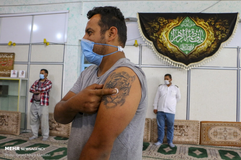 واکسیناسیون پاکبان ها و کارکنان سازمان آرامستان‌ها در اهواز