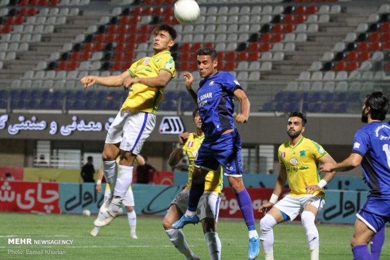 دیدار تیم‌های فوتبال گل گهر سیرجان و صنعت نفت آبادان