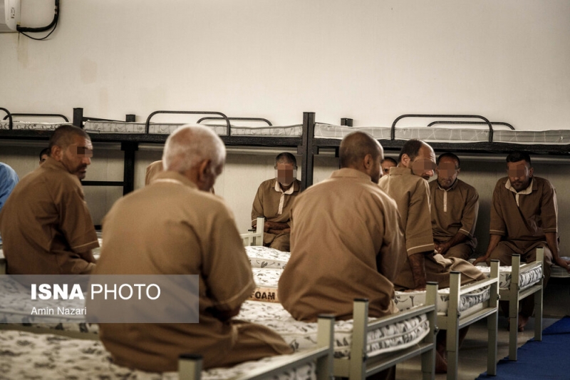 معتادان متجاهر در کمپ ماده ۱۶ خوزستان