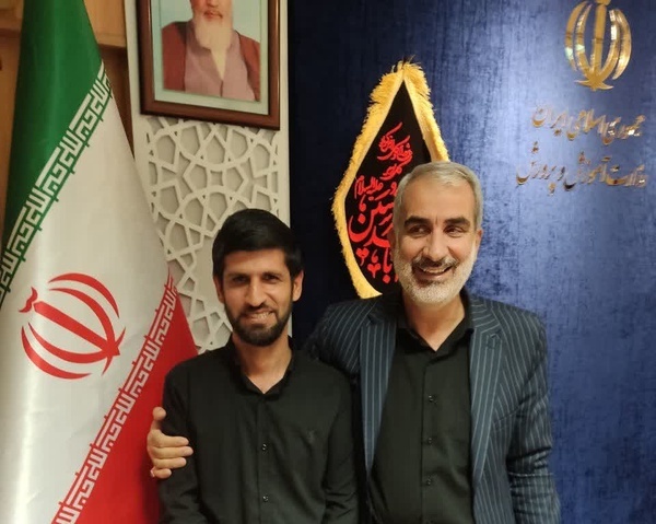 معلمی که با دست‌های خالی، آینده می‌سازد